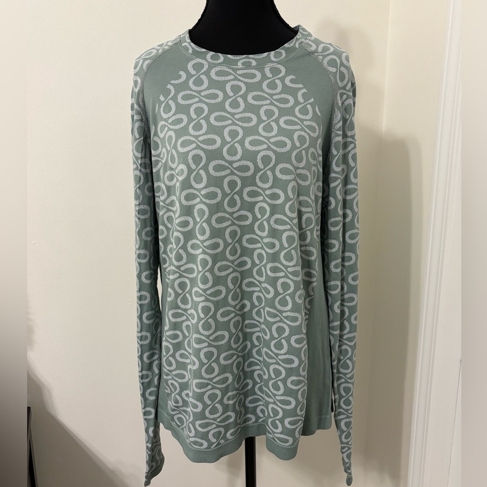 Stride equestrian brand Top with Stride infinity logo. Size XL